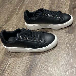 Qupid platform sneaker